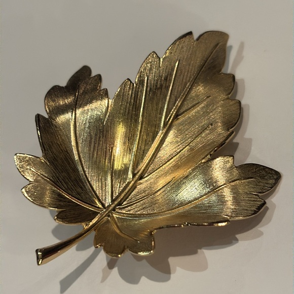 Vintage Gold Leaf Brooch Textured 2 1/2” long - Picture 6 of 6